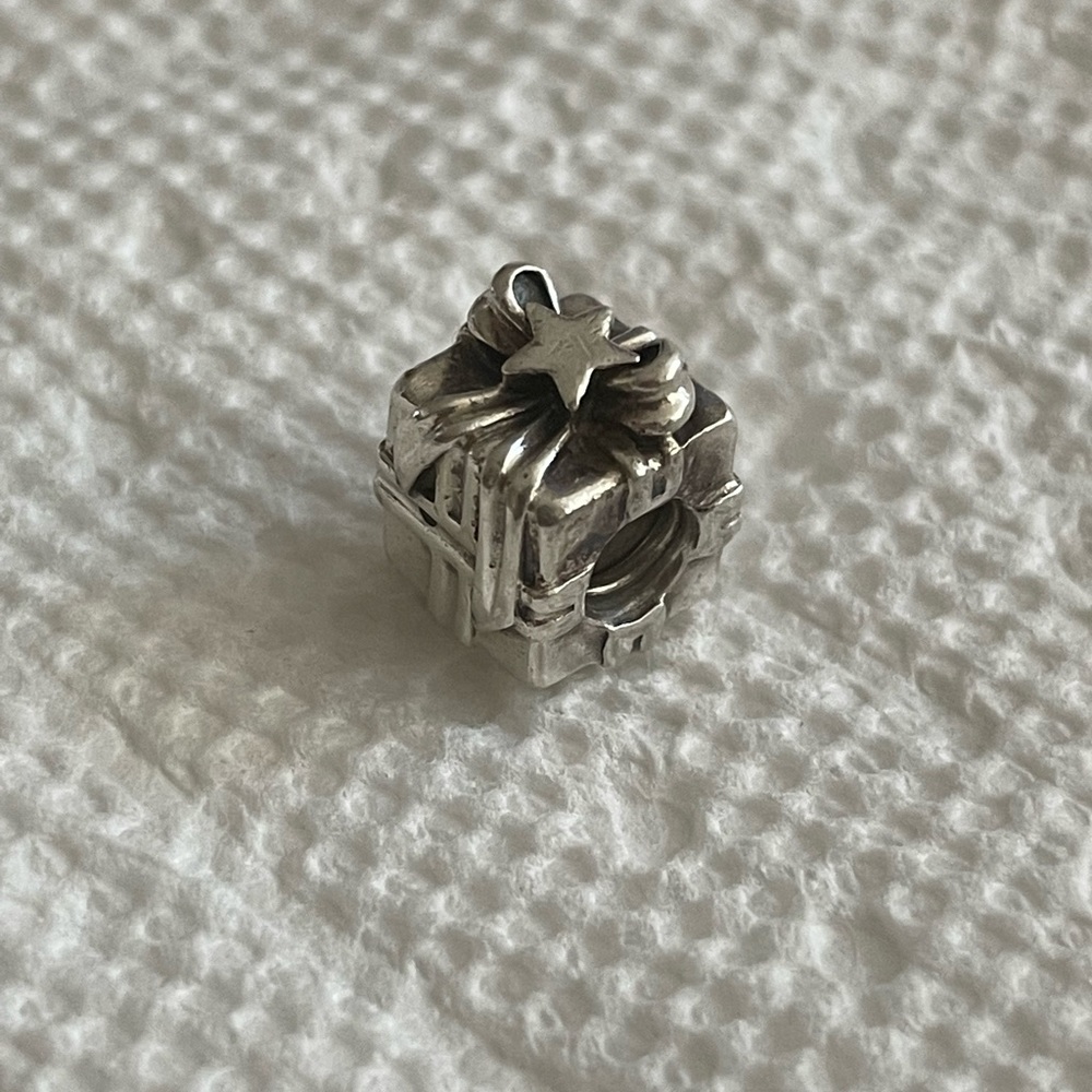 Gift box pandora charm
